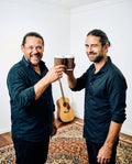 Danne och Mackan skålar med två kaffekoppar