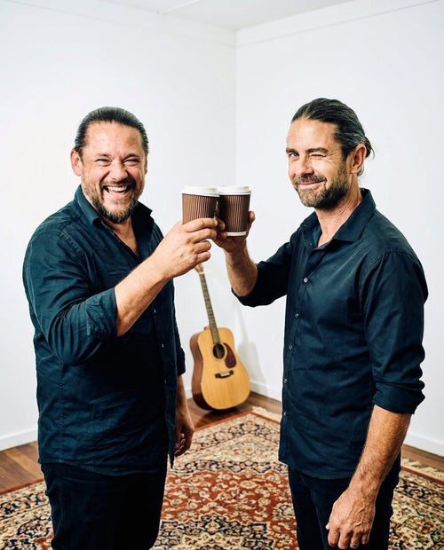 Danne och Mackan skålar med två kaffekoppar